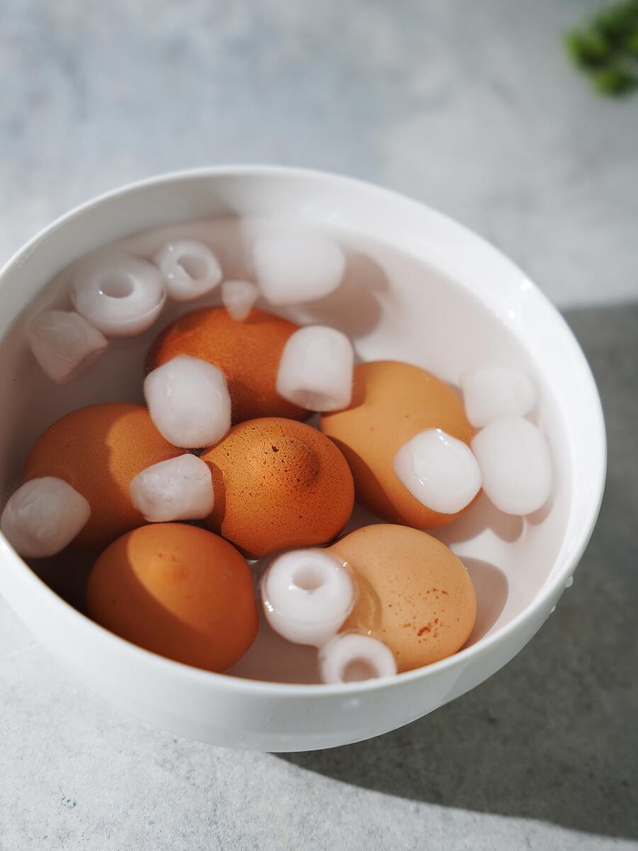 Eggs inside a bowl with water and ice.